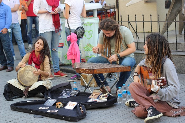 STREET PERFORMANCE