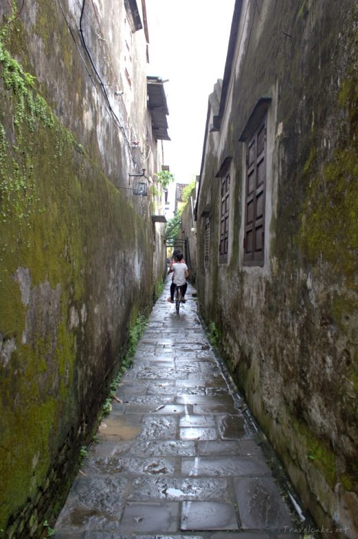 narrow streets vietnam