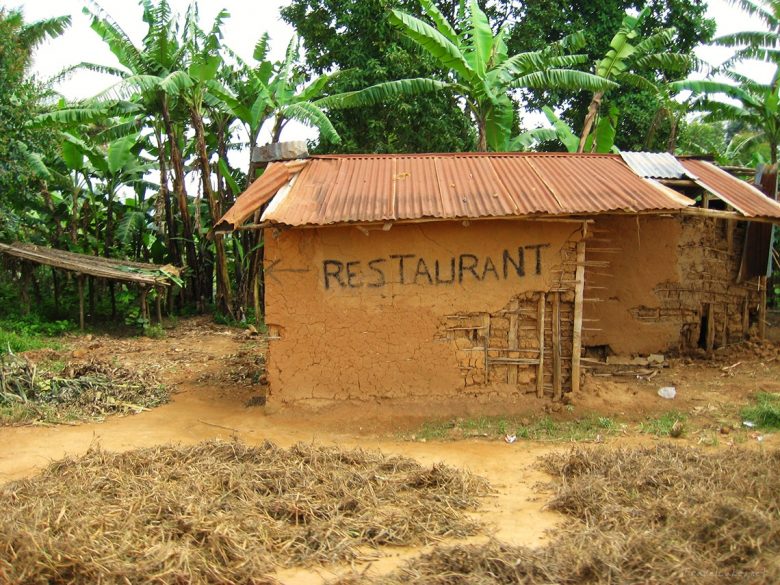 Little shacks like this, don't scare me off. In my experience, they often serve something interesting to taste. Besides, when hunger strikes... 