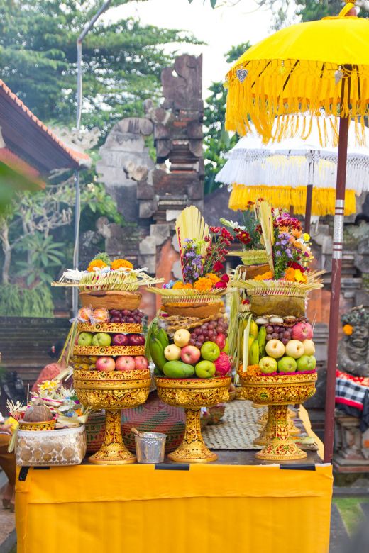 Balinese culture, offerings